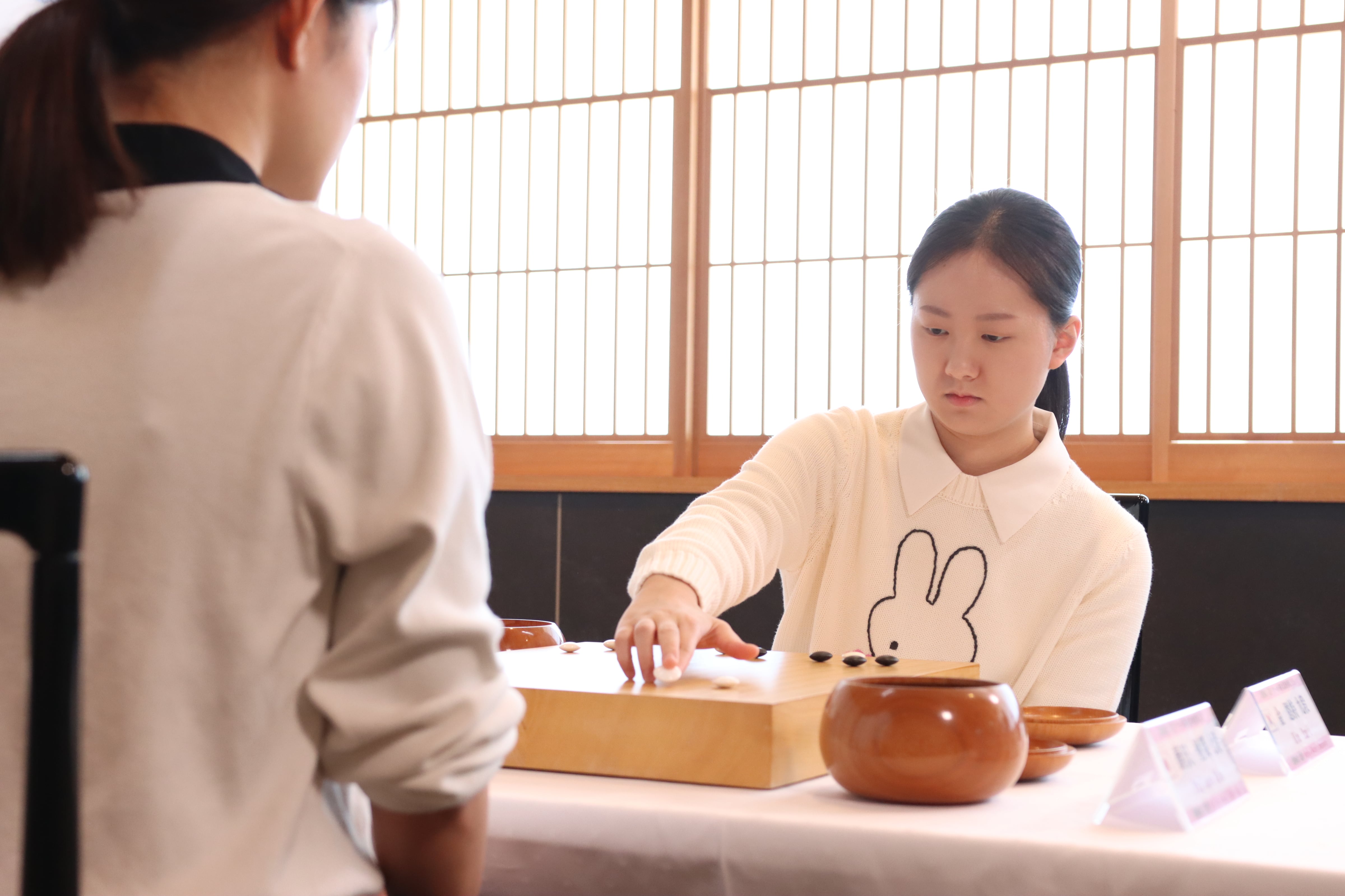 김은지 9단(오른쪽)이 15일 일본 도쿄에서 열린 센코컵 월드바둑여자최강전 2026 결승에서 일본 후지사와 리나 7단을 꺾고 우승을 차지했다./한국기원