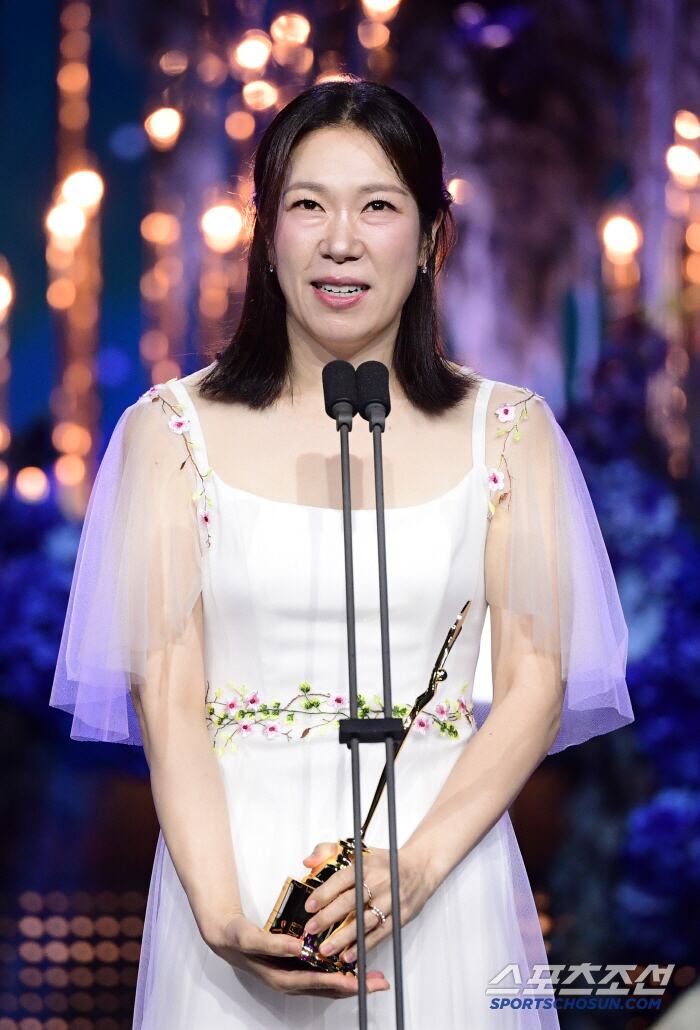 제4회 청룡시리즈어워즈(Bluedragon Series Awards)가 18일 인천 파라다이스시티에서 열렸다. 여우조연상을 수상한 염혜란이 수상 소감을 말하고 있다. 인천=허상욱 기자 wook@sportschosun.com/2025.07.18