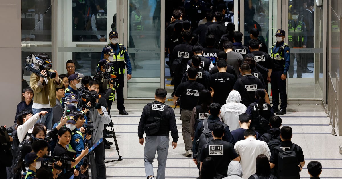 캄보디아서 송환 64명 대부분, 보이스피싱·로맨스 스캠 등 가담