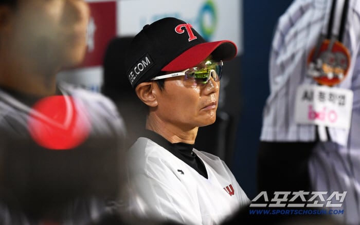 1일 잠실구장에서 열린 LG 트윈스와 NC 다이노스의 경기. 염경엽 감독이 생각에 잠겨 있다. 잠실=박재만 기자 pjm@sportschosun.com/2025.10.01