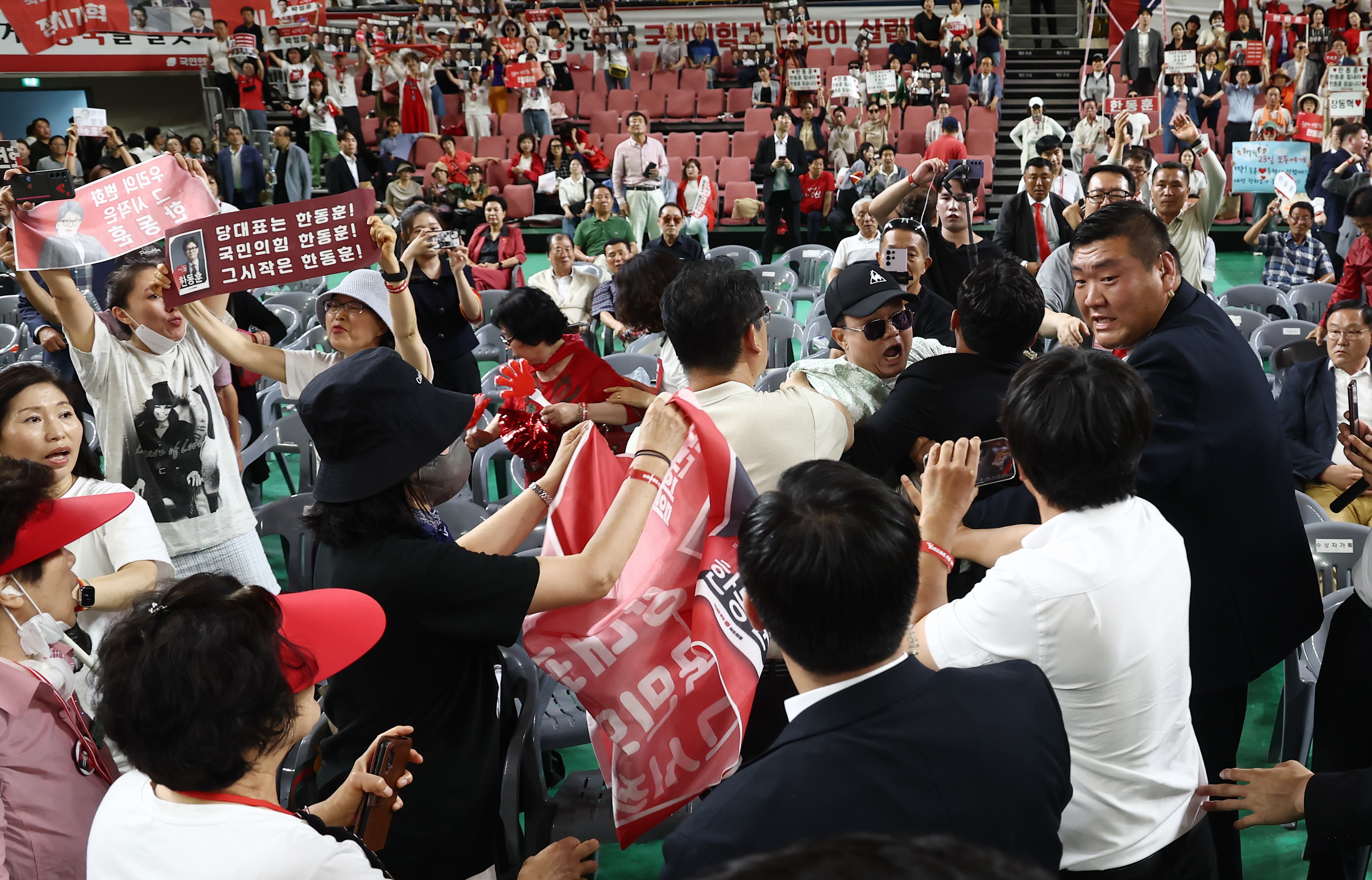 15일 천안 서북구 유관순체육관에서 열린 대전·세종·충북·충남 합동연설회에서 한동훈 당대표 후보의 정견발표 도중 각 후보들의 지지자들이 충돌하고 있다. /뉴스1