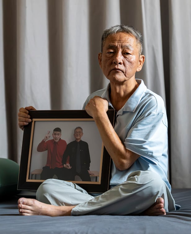 지난 16일 서울 강동구 명일골목시장 인근 전경철씨 자택에서 전씨가 아들 제원씨와 찍은 사진 액자를 안고 있다. 전씨는 본지 인터뷰에서 "생이 다하기 전 내 아들과 같은 중증 발달장애인들의 터전을 꼭 만들고 싶다"고 했다. /김지호 기자