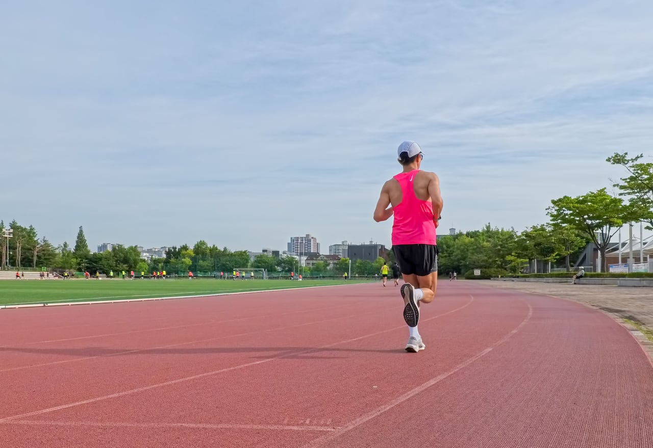 용인 아르피아체육공원에서 8km 템포런 훈련 후 8레인에서 회복 조깅을 하는 모습. /사진=채민기 기자