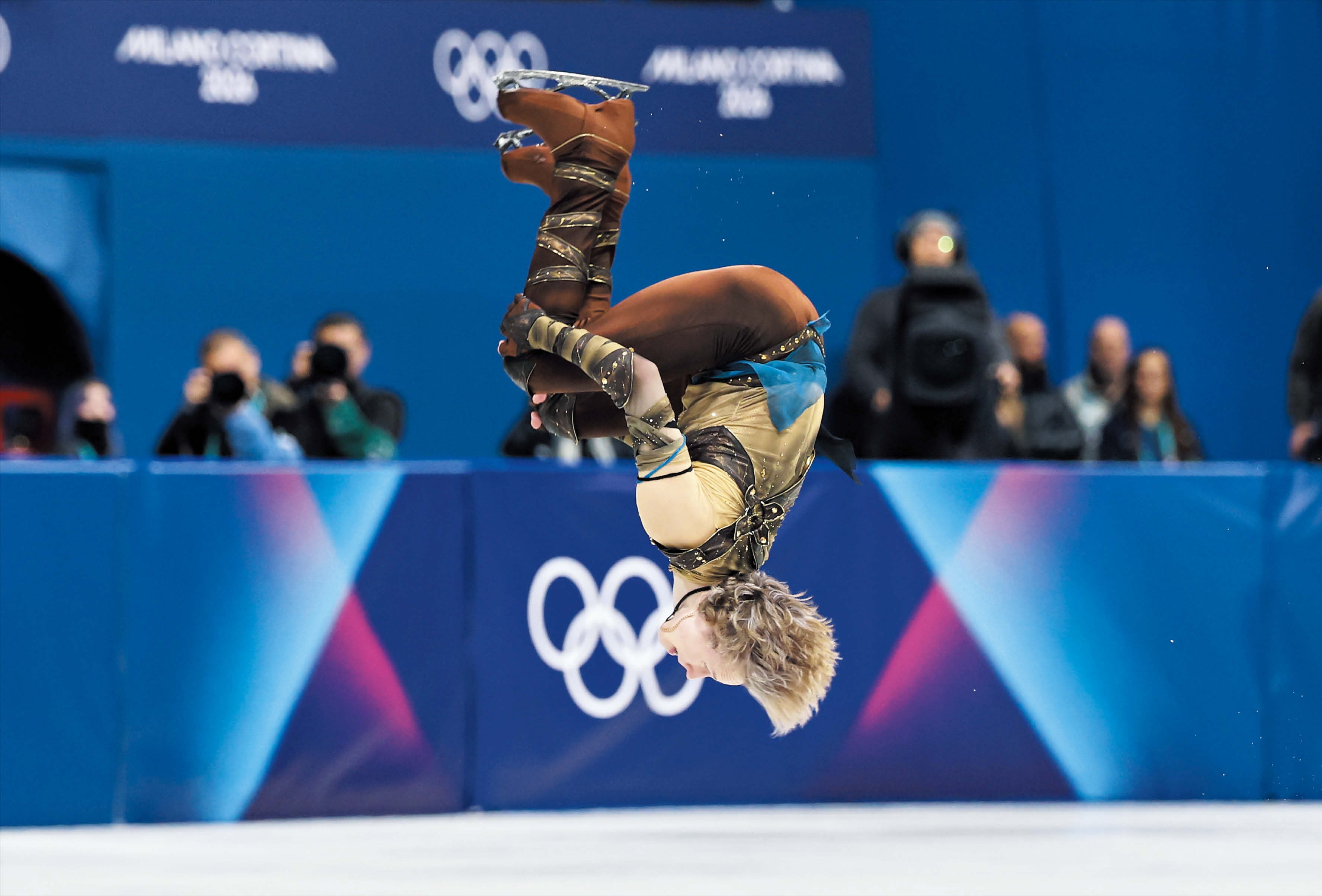 연합뉴스돌고 돌아… 드디어 도네요 미국의 일리야 말리닌이 7일(현지 시각) 밀라노 아이스 스케이팅 아레나에서 열린 동계 올림픽 피겨스케이팅 단체전 남자 싱글 쇼트 프로그램에서 뒤로 한 바퀴 도는 ‘백플립’ 기술을 선보이고 있다. 부상 위험을 이유로 금지됐던 이 기술이 올림픽 무대에서 공식적으로 등장한 것은 1976년 인스부르크 대회 이후 50년 만이다.