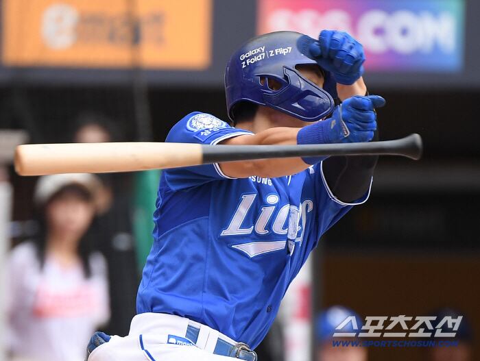 11일 인천 SSG랜더스필드에서 열린 삼성과 SSG의 준PO 2차전. 1회초 1사 김성윤이 김건우의 공에 헛스윙하며 배트를 놓치고 있다. 인천=정재근 기자 cjg@sportschosun.com/2025.10.11