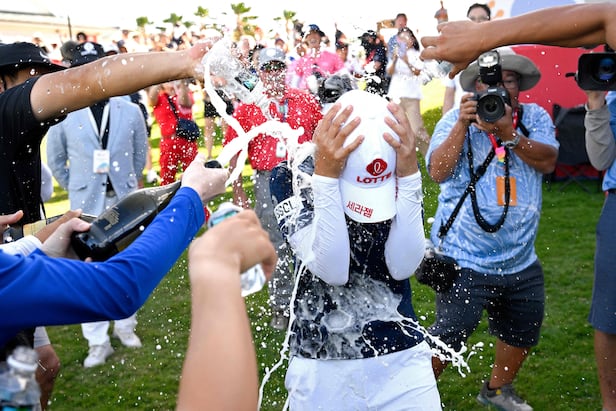 황유민이 5일 롯데 챔피언십 우승이 확정된 뒤 동료들로 부터 축하를 받고 있다. /AFP 연합뉴스