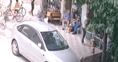 등에 화분 떨어졌나 했더니 아기가…‘어쩌다 영웅’된 상점 주인 - 뉴스 썸네일 이미지