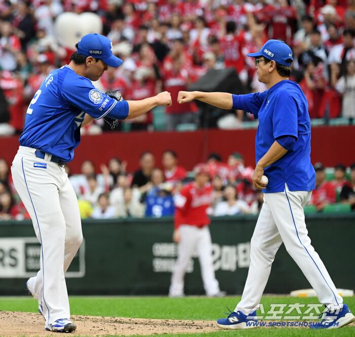 11일 인천SSG랜더스필드에서 열린 SSG와 삼성의 준PO 2차전. 삼성 김재윤이 8회말 1사 마운드에서 내려오며 최일언 코치와 하이파이브를 나누고 있다. 인천=박재만 기자 pjm@sportschosun.com/2025.10.11