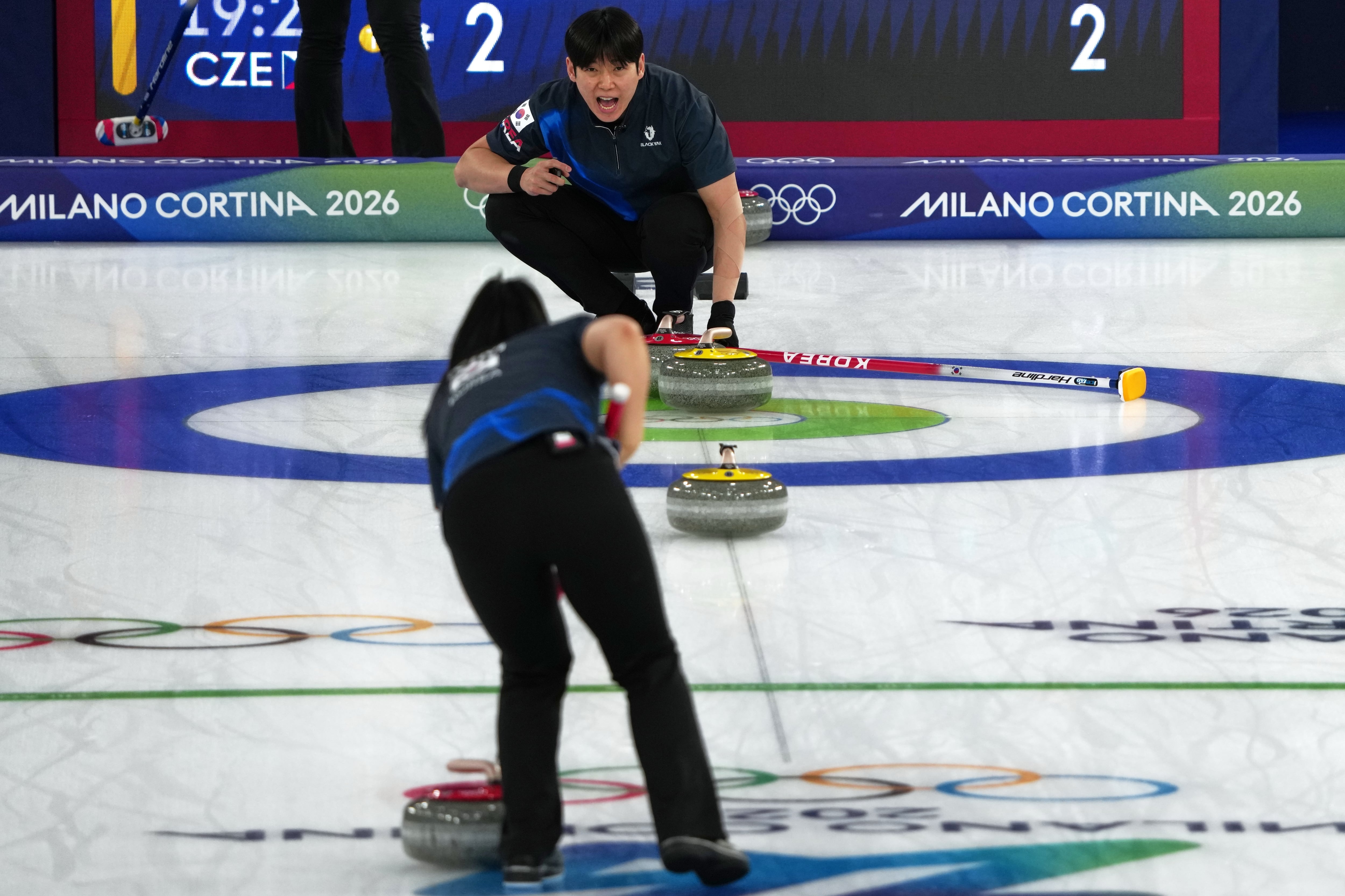 7일(현지 시각) 밀라노 코르티나 동계 올림픽 컬링 믹스더블 라운드로빈 5차전(체코전)에 나선 한국 대표팀 정영석(뒤)과 김선영/