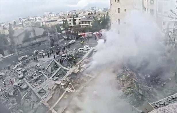 폭격에 무너진 이란 주택가  18일 이란 적신월사가 공개한 미국·이스라엘 공습 현장 사진. 폭격 직후 연기가 피아오르는 가운데 부서진 건물 잔해 주변에 구조요원으로 보이는 사람들이 모여있다. 적신월사는 촬영지점의 구체적인 위치를 밝히지 않았다.
/AFP 연합뉴스