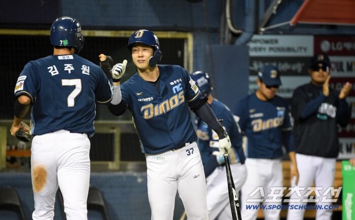 1일 잠실구장에서 열린 LG 트윈스와 NC 다이노스의 경기. 3회초 1사 3루 NC 최원준 적시타 때 득점한 김주원이 박건우와 하이파이브를 나누고 있다. 잠실=박재만 기자 pjm@sportschosun.com/2025.10.01
