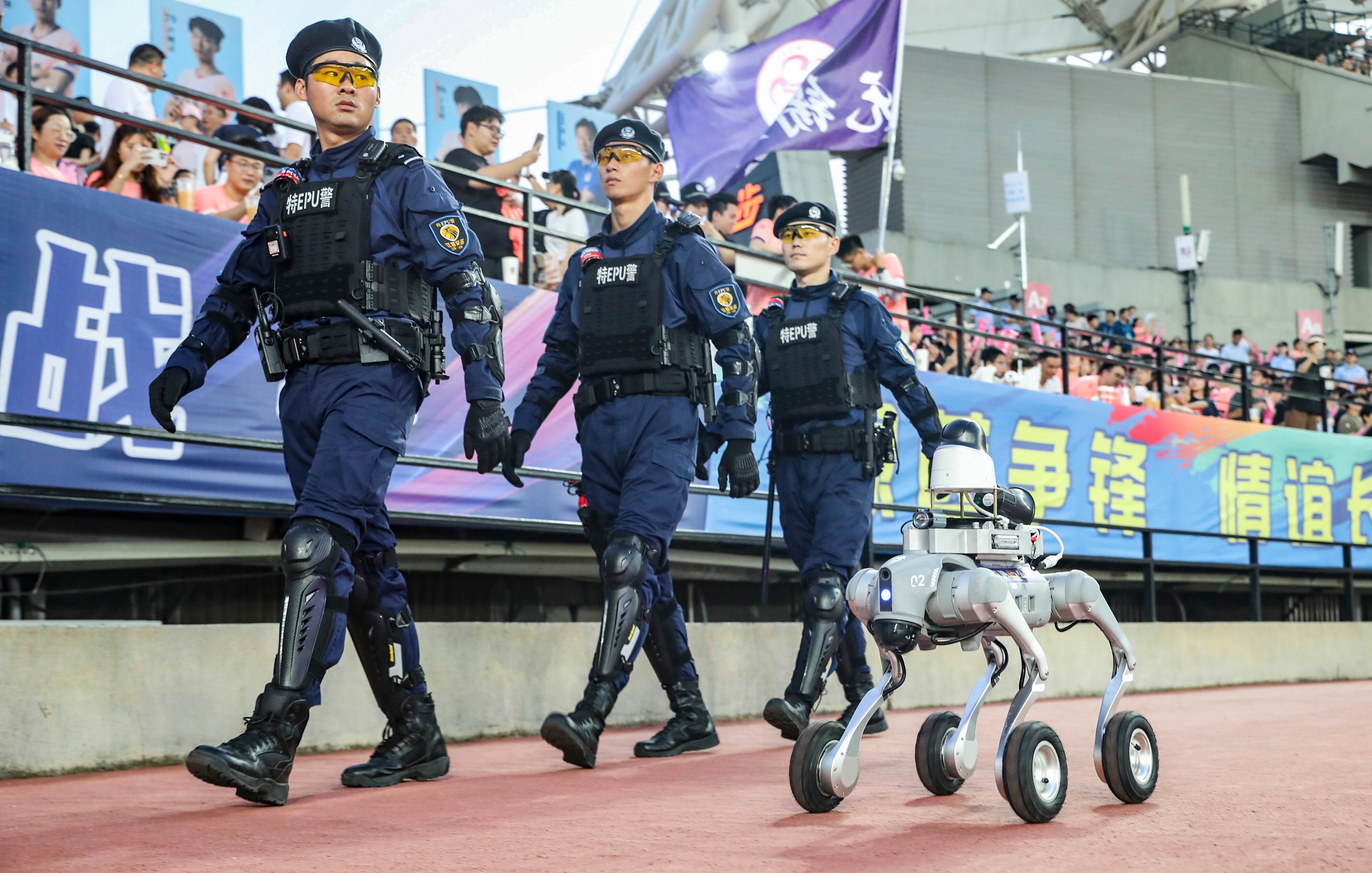 중국이 인터넷 감시 시스템, 안면 인식 기능을 갖춘 로봇 경찰견 등 주민 통제를 위한 감시 기술을 수출하고 있다. 각국 치안 체계에 개입해 국제 안보 영향력을 키우려는 노력으로 풀이된다. 사진은 지난 7월 장쑤성 축구 경기 현장에서 경찰관들이 로봇 개와 순찰을 도는 모습./게티이미지코리아