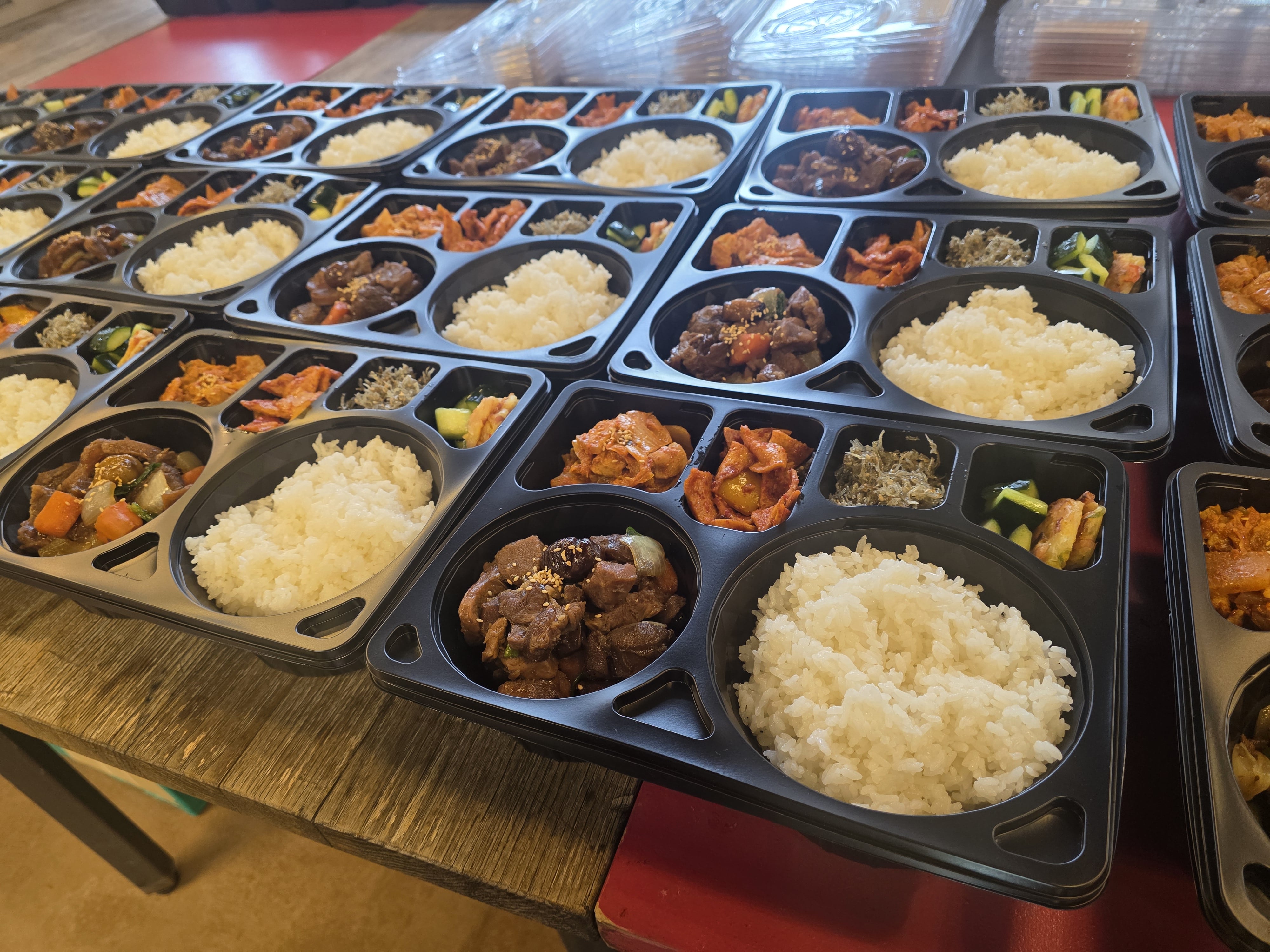 9일 이탈리아 밀라노에서 열린 대한체육회가 운영하는 급식지원센터 공개 미디어행사가 진행되어 선수들에게 공급될 도시락을 선보이고 있다./뉴시스