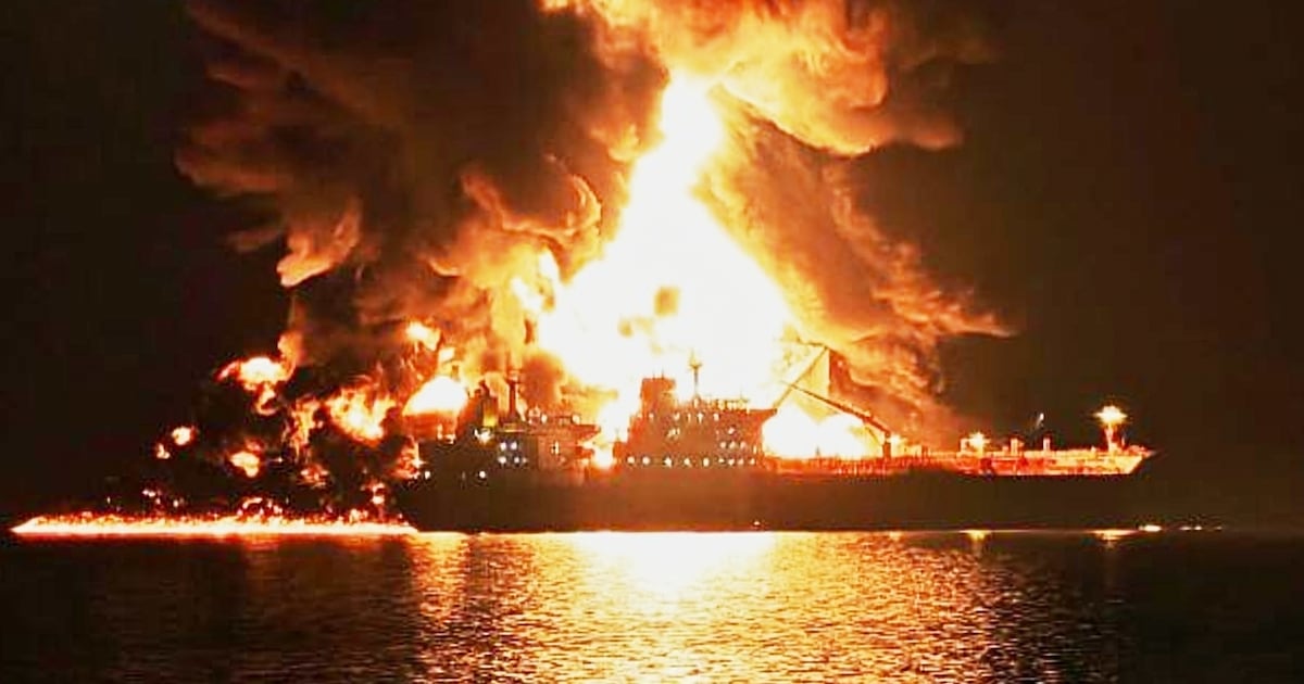 해협 인근 대기 중인 선박들