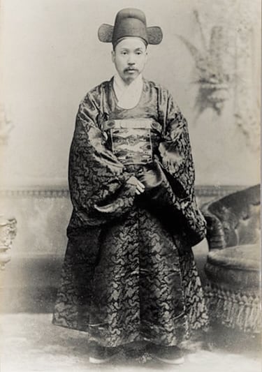 1887년 초대 주미 공사로 임명된 박정양의 사진이에요. 하지만 이듬해 박 공사는 청나라의 압력으로 채 1년도 미국에 머물지 못하고 소환되고 말죠. /위키피디아