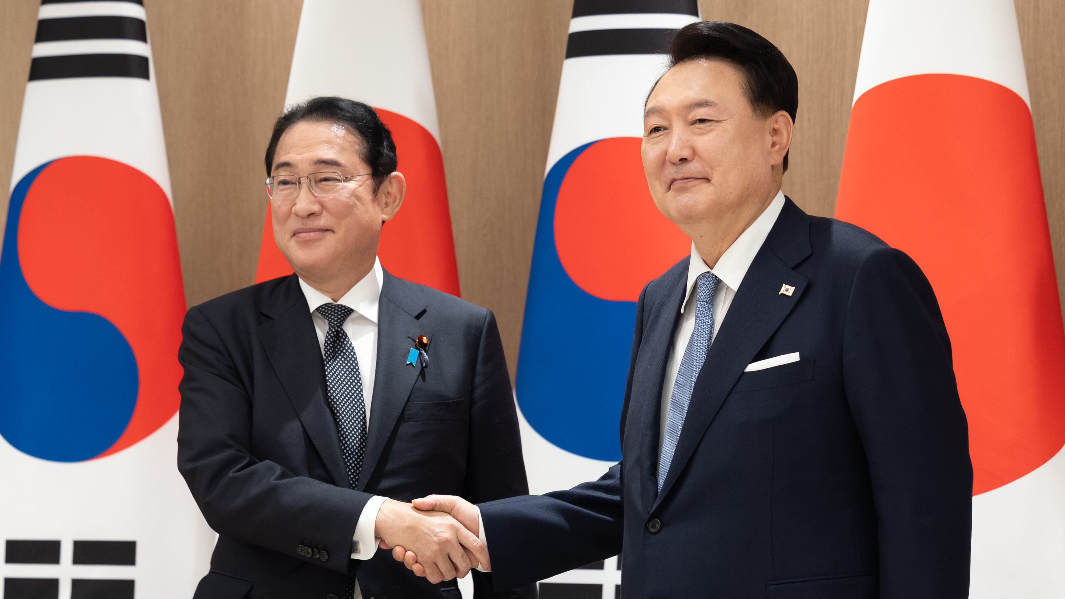 윤석열 대통령과 기시다 후미오 일본 총리가 6일 서울 용산 대통령실 청사에서 한일 확대 정상회담에 앞서 악수하고 있다.대통령실