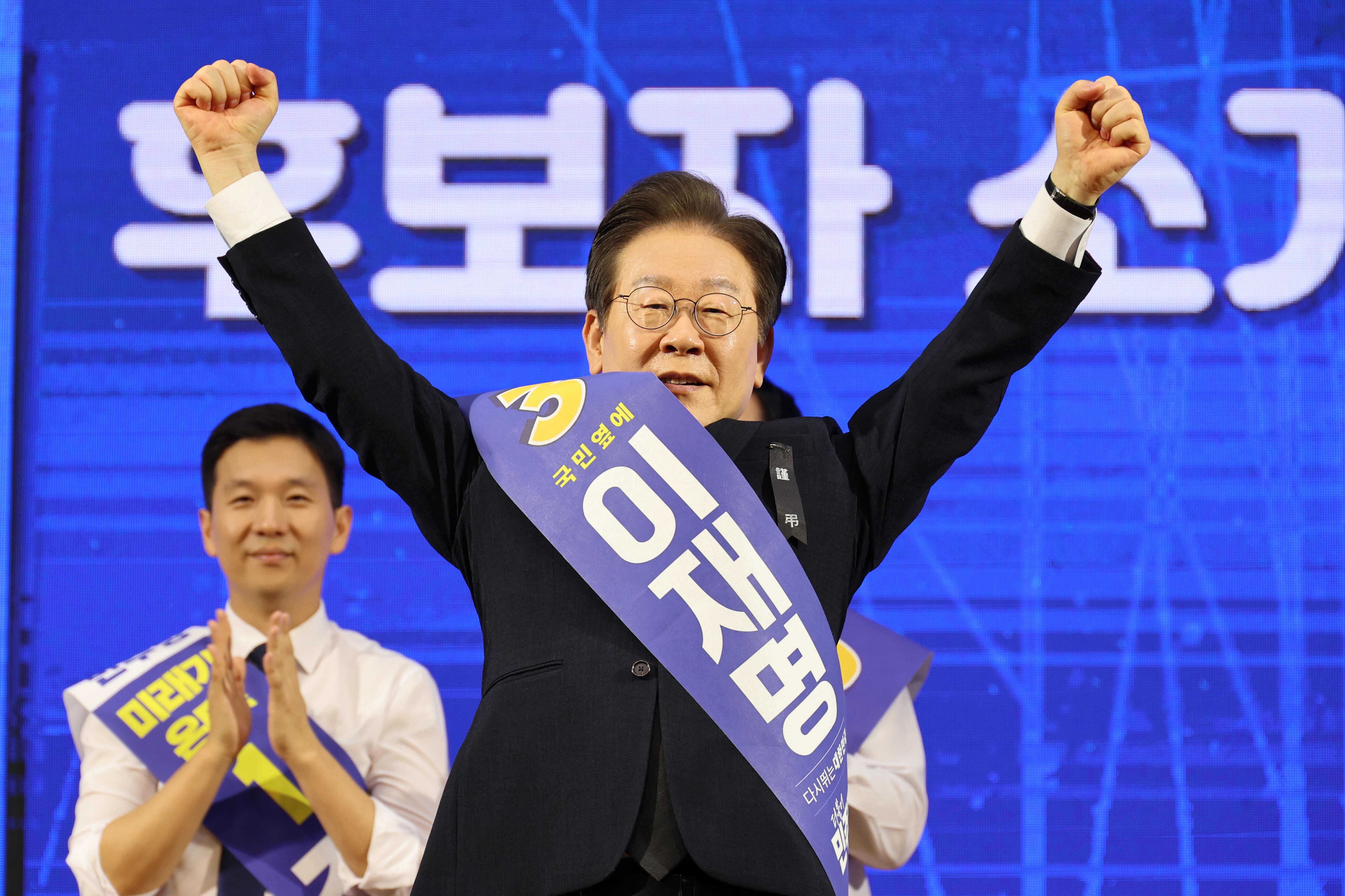 이재명 더불어민주당 당대표 후보가 11일 오후 대전 서구 배재대학교에서 열린 더불어민주당 전당대회 대전ㆍ세종 합동연설회에서 두 손을 번쩍 들고 있다. /뉴시스