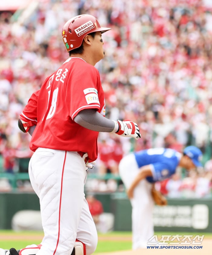 11일 인천SSG랜더스필드에서 열린 SSG와 삼성의 준PO 2차전. 2회말 1사 SSG 고명준이 솔로포를 날린 뒤 환호하고 있다. 인천=박재만 기자 pjm@sportschosun.com/2025.10.11