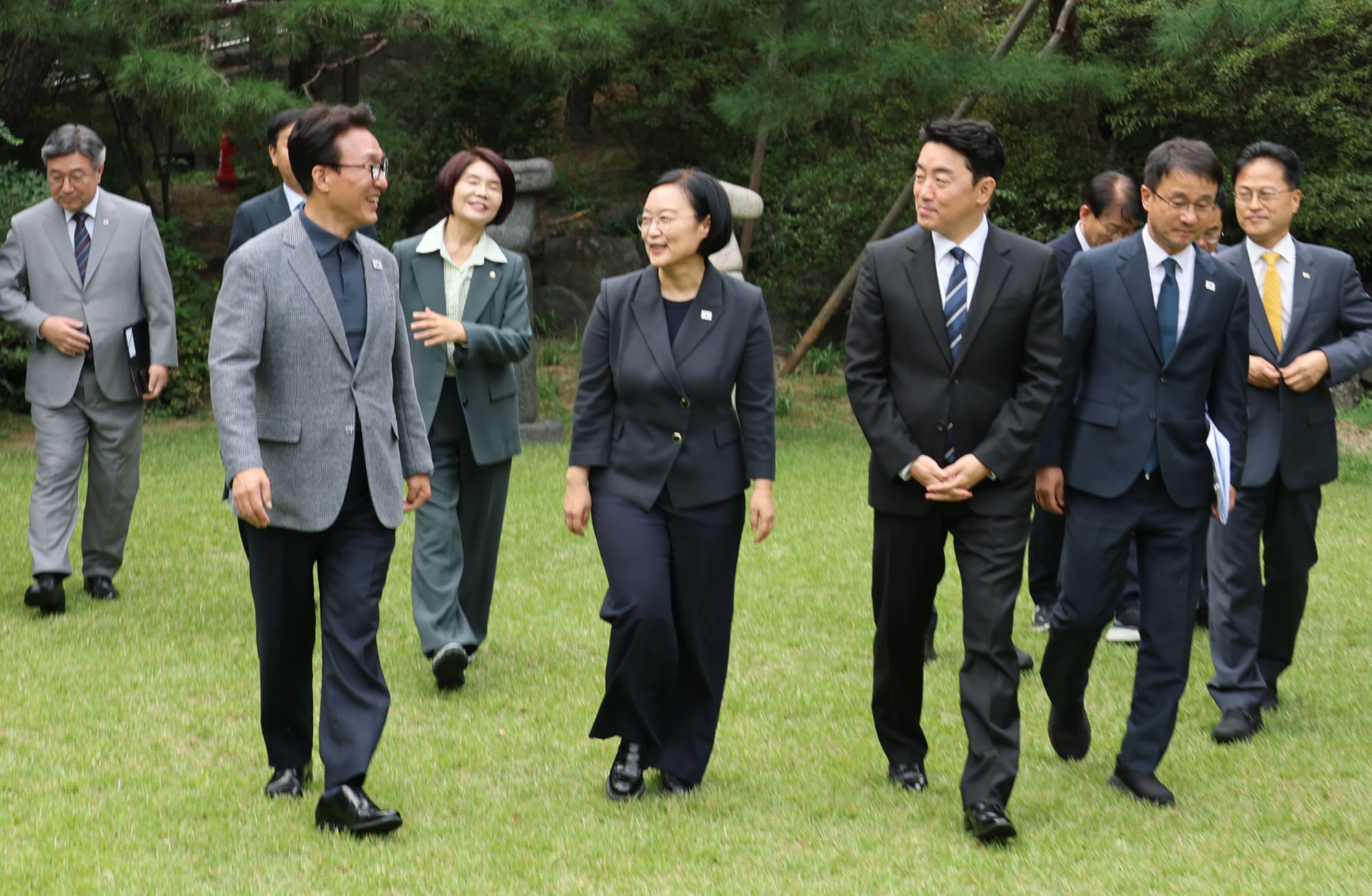 한성숙 국무총리가 13일 서울 종로구 삼청동 국무총리 서울공관에서 열린 고위당정협의회에서 더불어민주당 김민석 대표, 강훈식 대통령비서실장 등 참석자들과 기념촬영을 마친 뒤 회의장으로 향하고 있다./연합뉴스
