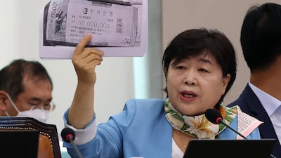 Editorial: Democrats, Cheong Wa Dae Must Explain ‘Banknote Strap’ Claims