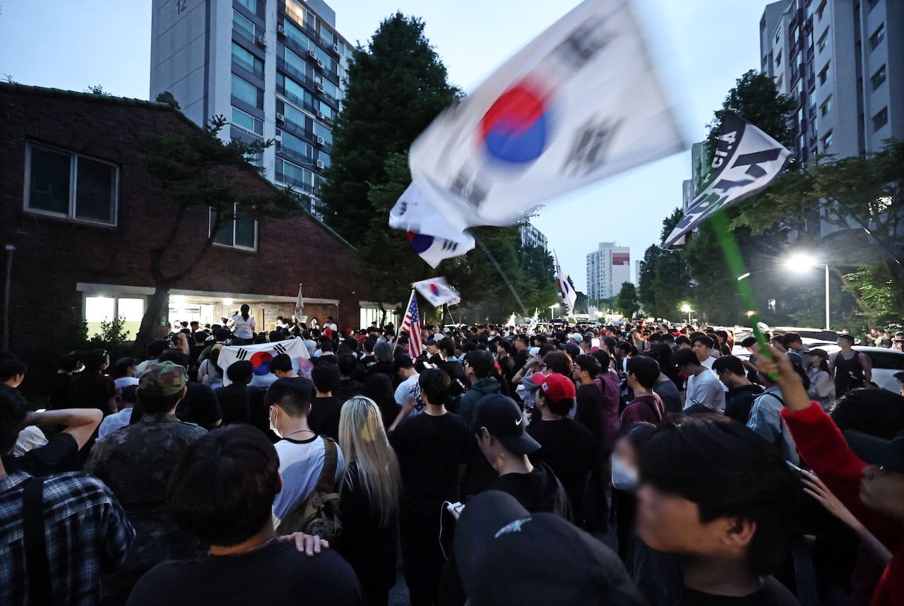 2박 3일 봉쇄 사태'가 발생한 서울 송파구 잠실7동 제2투표소에 대한 개표가 진행 중인 가운데, 부정선거를 주장하는 시위대가 5일 개표소인 올림픽공원 핸드볼경기장 앞에서 개표 중단을 요구하고 있다. /연합뉴스