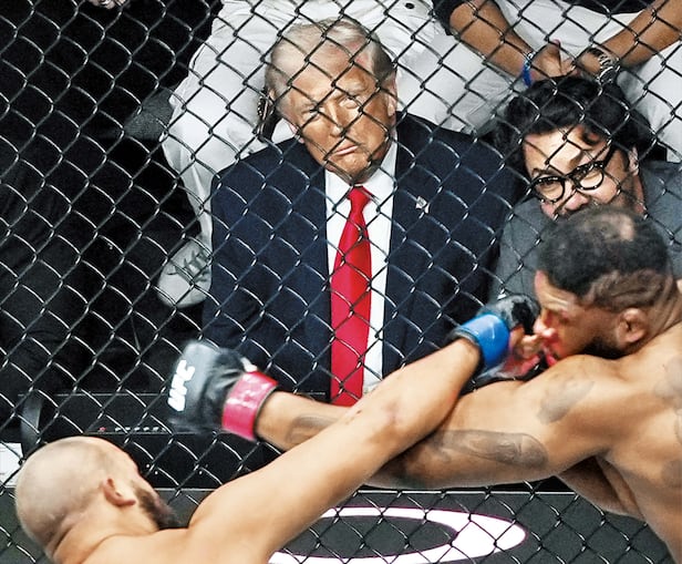 ‘협상 결렬’ 발표 때 UFC 경기 관람  미국과 이란이 종전 협상을 벌이던 12일 도널드 트럼프 미국 대통령이 플로리다주 마이애미 카세야센터에서 이종격투기(UFC) 경기를 관람하고 있다. 같은 시각 JD 밴스 부통령은 파키스탄 이슬라마바드에서 이어진 마라톤 협상 끝에 최종 결렬을 발표했다. /AP 연합뉴스 