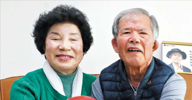 1억 수표 꺼낸 노인 "월사금에 우는 학생 없게" - 뉴스 썸네일 이미지