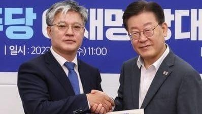 2023년 8월 16일 비공개로 열린 특별보좌역회의에서 이재명 대표가 정의찬에게 당대표 특보임명장을 수여하고 있다./정의찬 페이스북