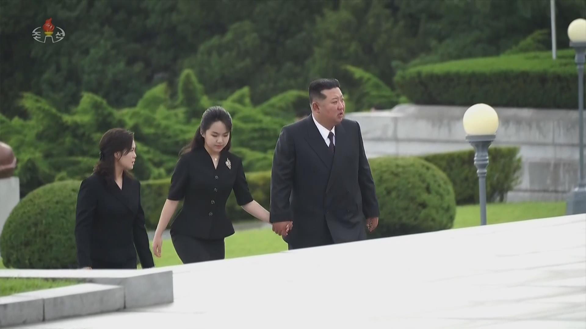 김정은, 6·25 정전일 맞아 ‘열사릉’·중국군 묘역 참배… “위대한 승리” 주장
