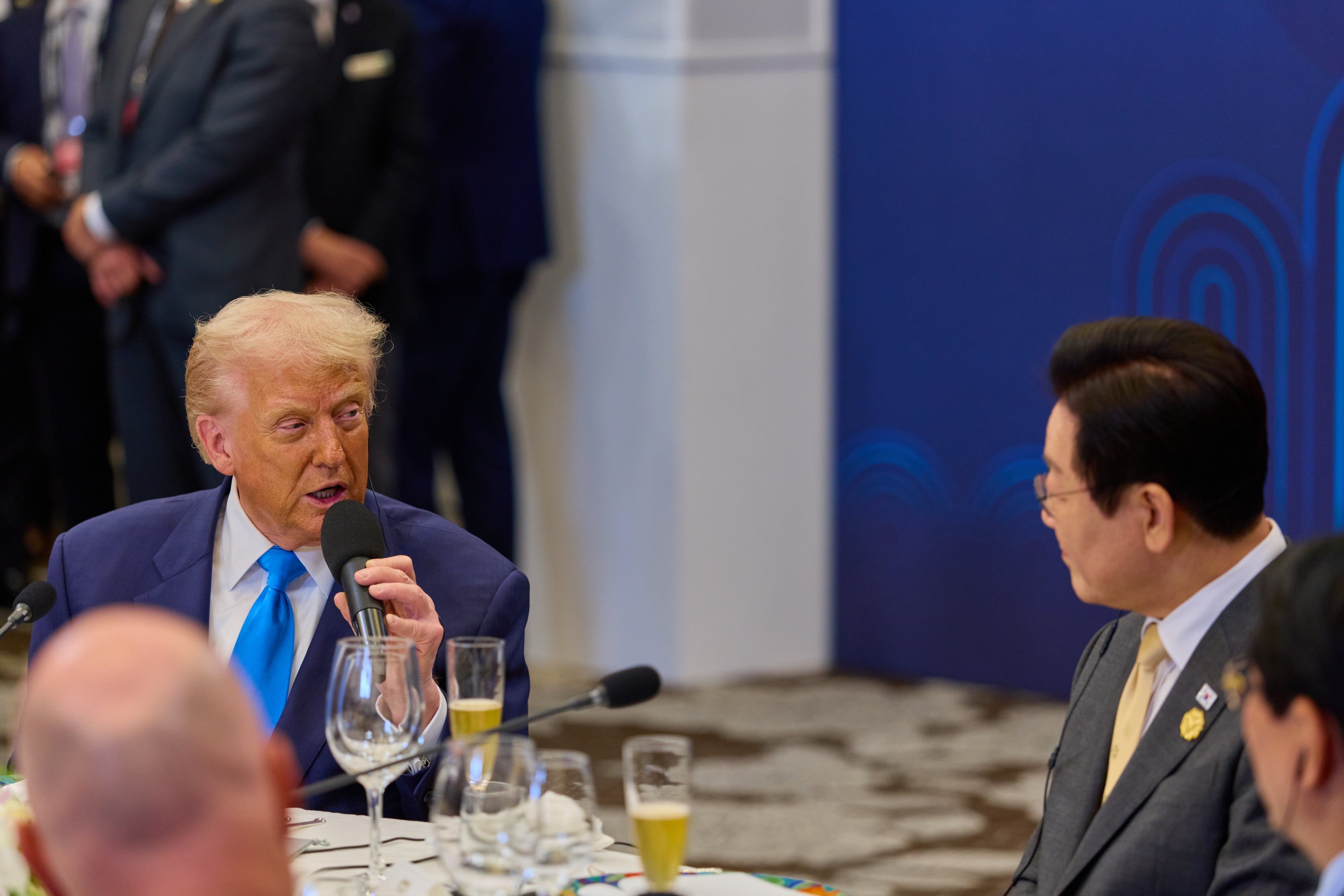 도널드 트럼프 미국 대통령이 29일 경북 경주 힐튼호텔 그랜드볼룸에서 열린 이재명 대통령 주최 정상 특별만찬에서 축사를 하고 있다. /대통령실 제공