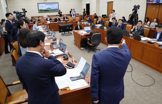 16일 오전 서울 여의도 국회 환경노동위원회 전체회의장에서 열린 김영훈 고용노동부 장관 후보자 인사청문회에서 국민의힘 의원들이 민주당 의원들과 설전을 벌이고 있다. /남강호 기자