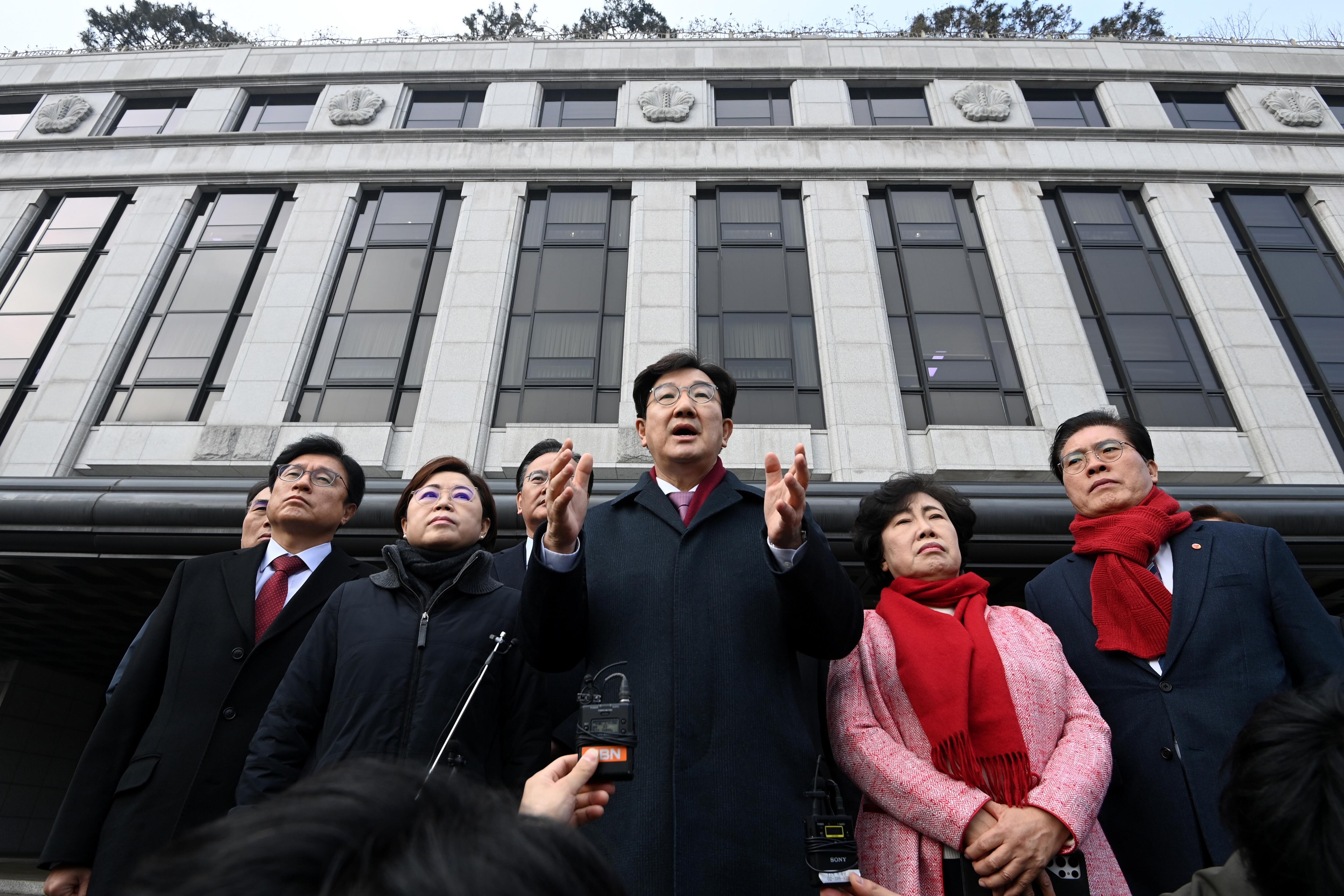 헌법재판소를 항의 방문한 권성동 국민의힘 원내대표가 22일 오전 서울 종로구 헌재에서 출입과 관련해 헌재 측과 협의되지 않아 방문이 무산되자 입장을 밝히고 있다. /뉴시스