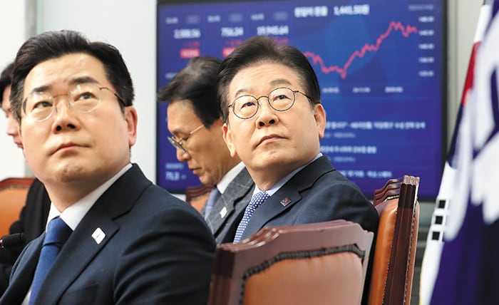 더불어민주당 이재명(오른쪽) 대표와 박찬대 원내대표가 14일 국회에서 열린 최고위원 회의에서 자료 화면을 바라보고 있다. /남강호 기자