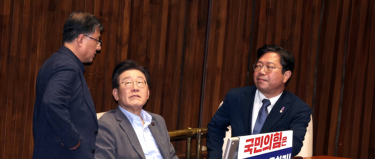 이재명 대통령(당시 더불어민주당 대표)이 지난 2024년 7월 서울 여의도 국회에서 열린 본회의에서 김승환, 김승원 의원(오른쪽)과 대화하고 있다. /뉴스1