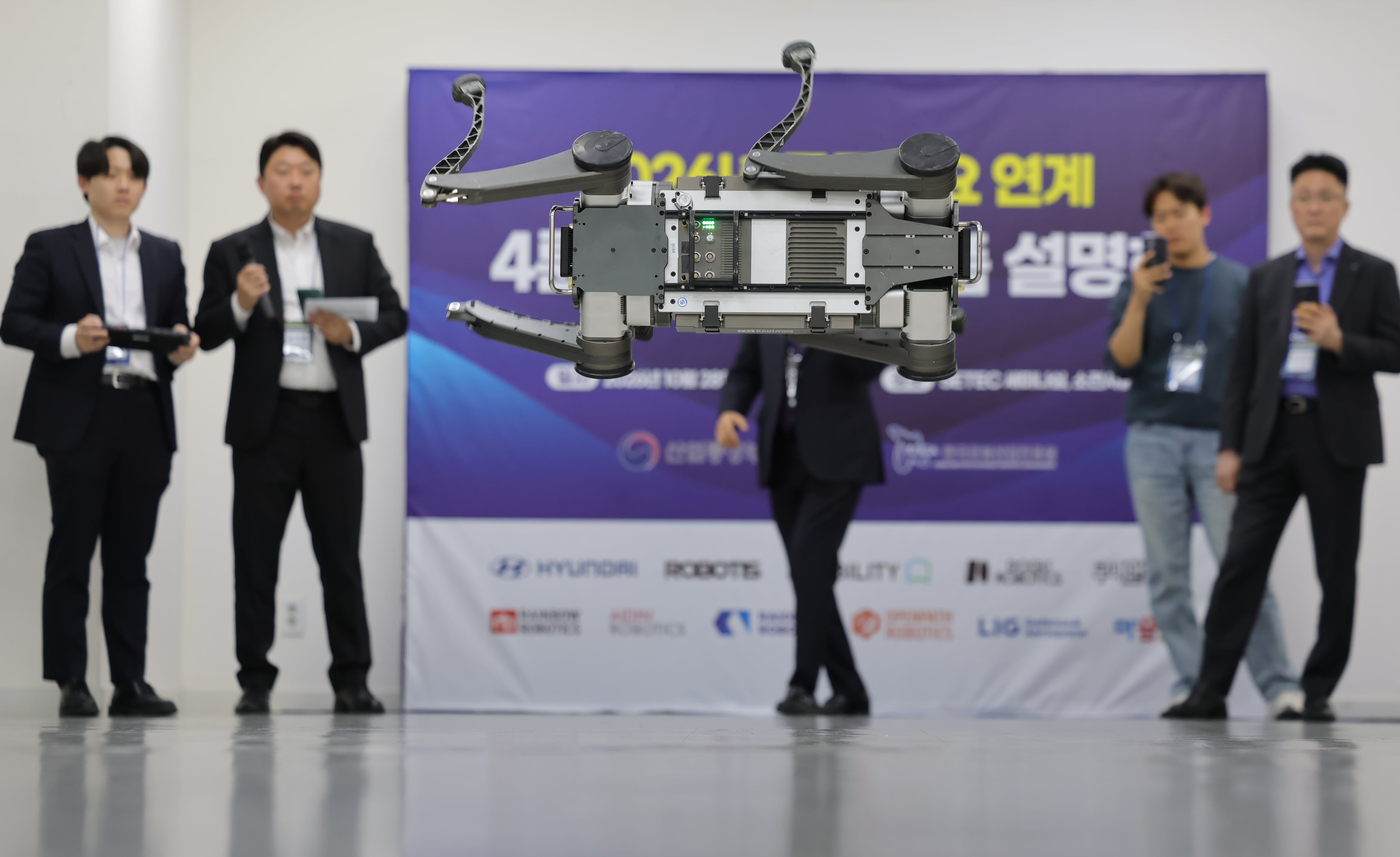“육군, 소방청 갈래요” 로봇개 취업박람회