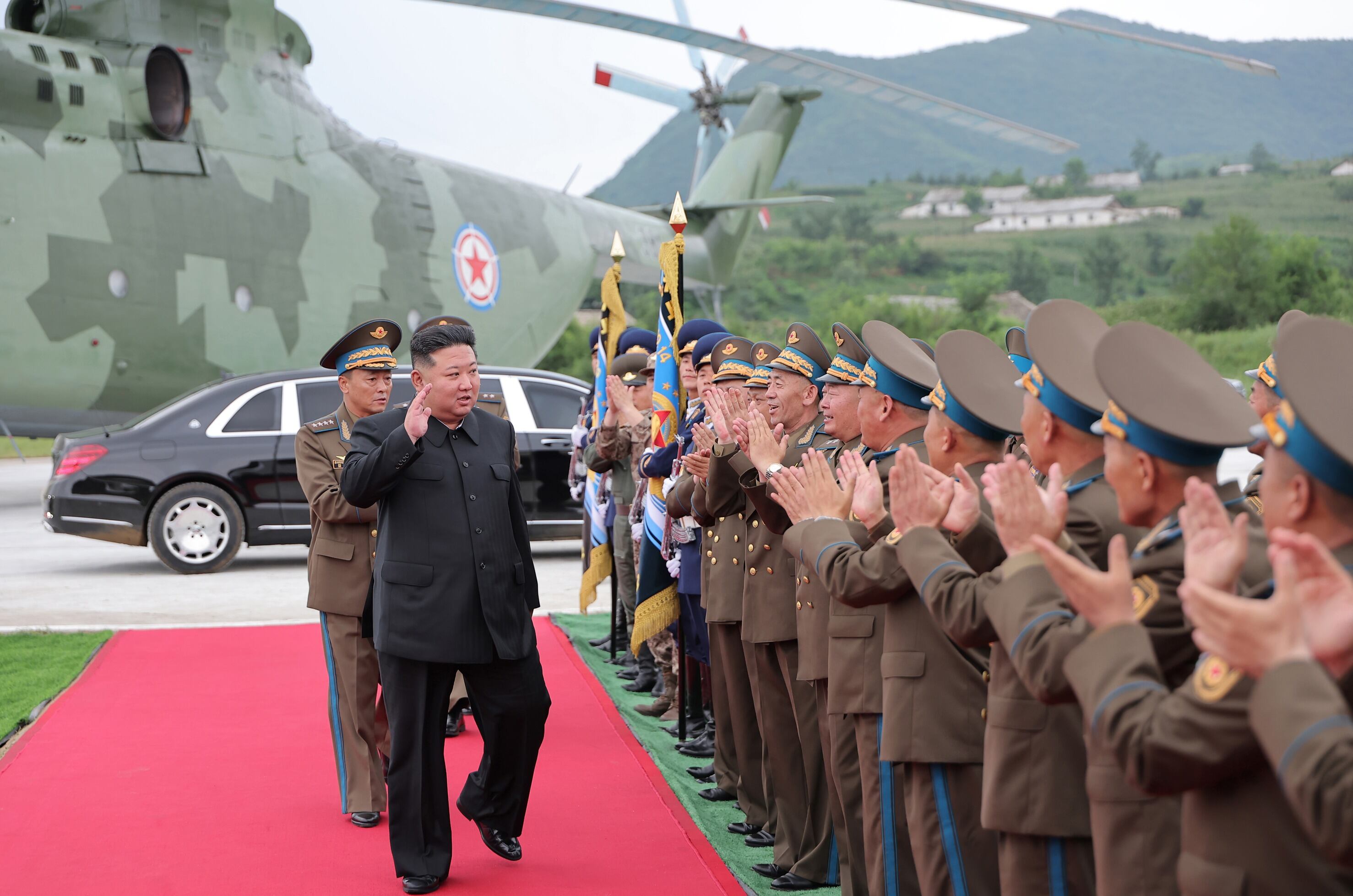 지난 2일 수해 현장에 급파돼 주민 구조 작전을 벌인 인민군 공군 직승비행 부대를 축하방문한 김정은 모습. /노동신문 뉴스1