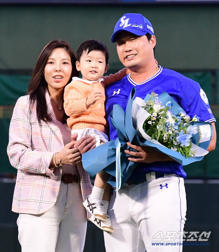 26일 부산 사직야구장에서 열린 KBO리그 롯데와 삼성의 경기. 오승환 은퇴투어가 열렸다. 가족과 함께 기념 포즈를 취하고 있는 오승환. 부산=송정헌 기자songs@sportschosun.com/2025.09.26