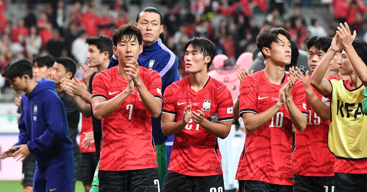 South Korea Falls 1-4 to Uruguay; Son Heung-min Ties Goal Record - 조선일보