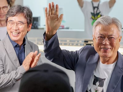 ‘책 정치’ 文 평산책방 “개점 1200일… 63만명 다녀가”