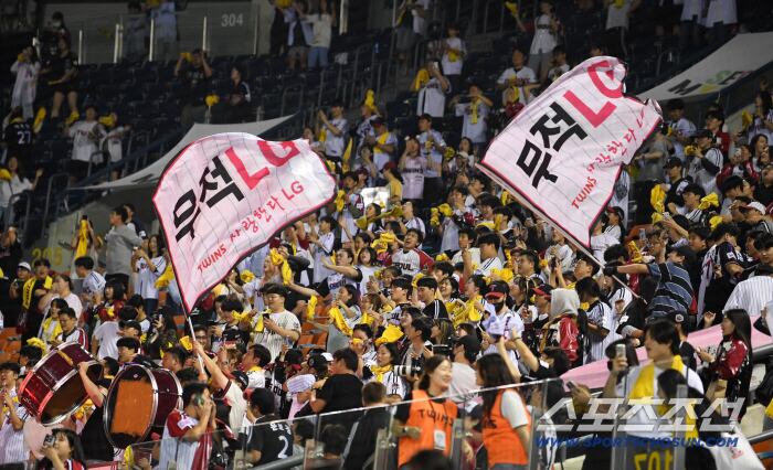 1일 잠실구장에서 정규리그 우승을 확정 지은 LG 트윈스. 끝까지 경기장에 남아 응원하던 홈 팬들이 기뻐하고 있다. 잠실=박재만 기자 pjm@sportschosun.com/2025.10.01