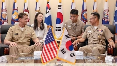 강정호(맨 오른쪽) 해군교육사령관이 지난 9월 9일 부대를 방문한 그레고리 허프만 미 해군교육사령관과 환담을 나누고 있다. 강 사령관 오른편 통역 장교가 이지호 소위다. /국방홍보원·국방일보