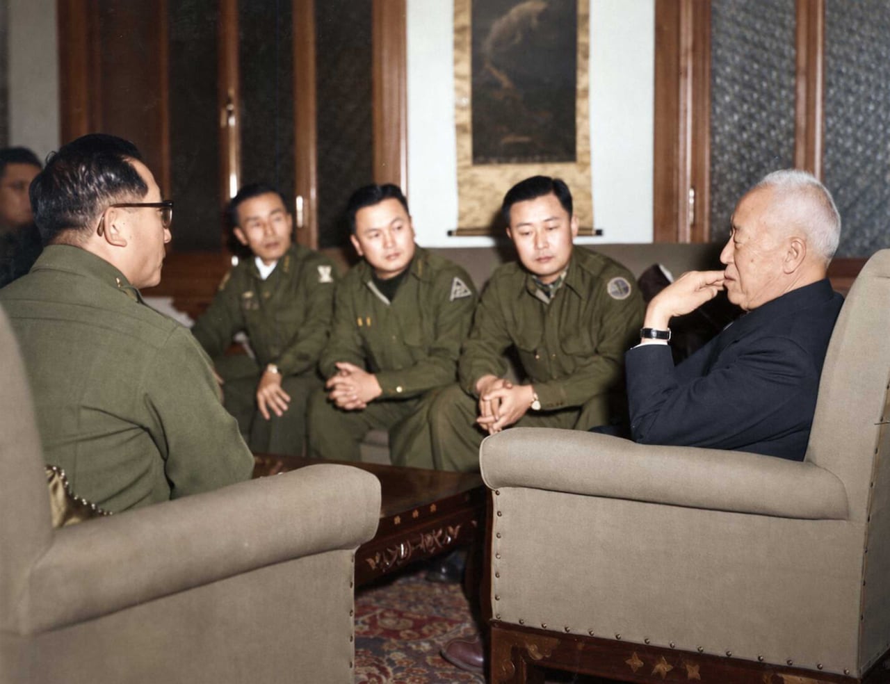 1954년 이승만 대통령(오른쪽)이 백선엽(이승만 왼쪽) 당시 1야전군 사령관, 정일권 육군참모총장(왼쪽) 등 한국군 주요 지휘관들을 경무대에 불러 회의를 하고 있다. /미 국립 문서기록 보관청