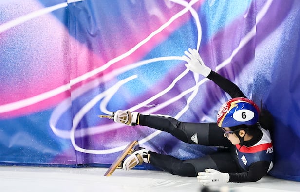  쇼트트랙 김길리가 16일(현지 시간) 이탈리아 밀라노 아이스 스케이팅 아레나에서 열린 2026 밀라노·코르티나 담페초 동계올림픽 쇼트트랙 여자 1000m 준결승에서 상대선수 반칙으로 넘어지고 있다. /뉴시스