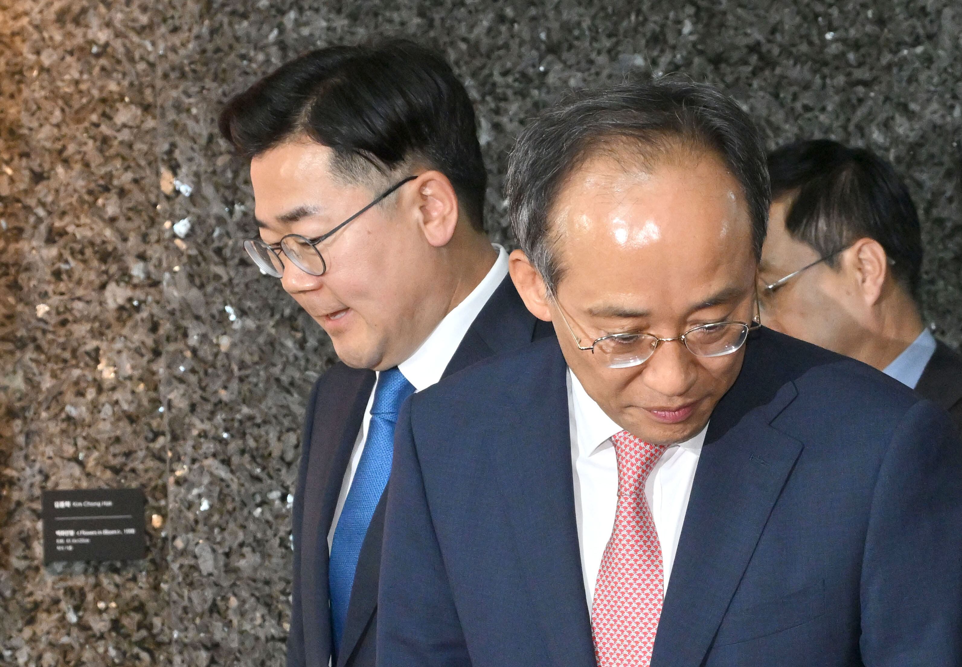 추경호 국민의힘 원내대표(오른쪽)와 박찬대 더불어민주당 원내대표가 27일 오전 국회 의장실에서 김진표 국회의장 주재 여야 원내대표 회동을 마치고 나오고 있다./이덕훈 기자