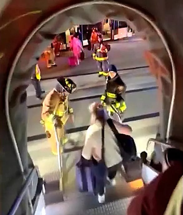 Passengers move according to the guidance of paramedics. /Fox News