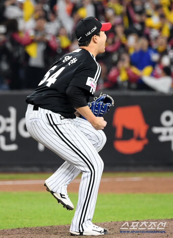 30일 대전 한화생명볼파크에서 열린 한국시리즈 4차전 한화 이글스와 LG 트윈스의 경기. 승리한 LG 유영찬이 기뻐하고 있다. 대전=박재만 기자 pjm@sportschosun.com/2025.10.30