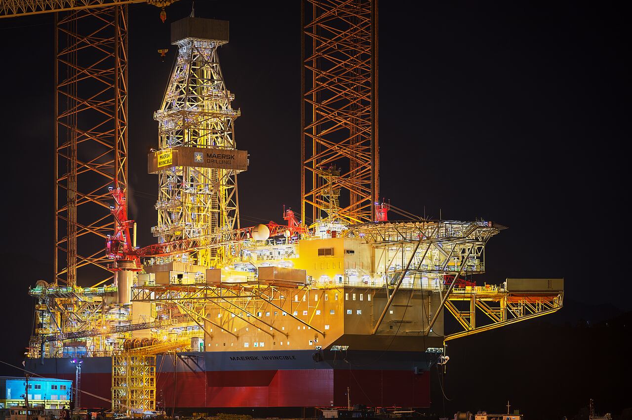 [IK161110-시추선건조] 보석처럼 빛나는 시추선 건조 광경. 시추선이 노란색과 붉은색으로 물들어 강철 구조물이 따스한 느낌을 주고 있다. /사진가 조춘만