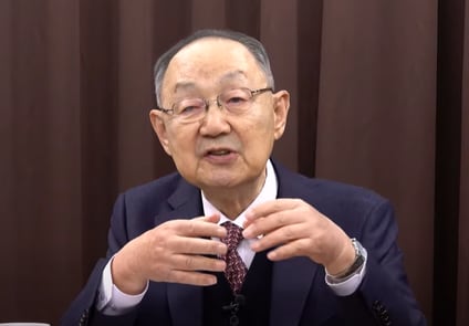 백낙청은 1938년 1월 외가가 있던 대구에서 태어났다. 그의 친가는 평북 정주에 있었다. 자신이 2022년부터 운영하는 유튜브 채널 '백낙청TV'에 나와 2023년 신년 칼럼을 육성으로 그가 말하고 있다. '살던 대로 살지 맙시다'라는 제목의 칼럼에서 그는 윤석열 대통령에 대한 퇴진 운동을 서둘러야 한다고 했다./인터넷 캡처