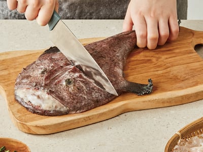 잡자 마자 손질 끝내, 1만5000팩 판매 ‘부산 아귀’ 3kg 2만2000원 초특가