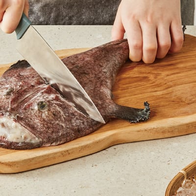 잡자 마자 손질 끝내, 1만5000팩 판매 ‘부산 아귀’ 3kg 2만2000원 초특가